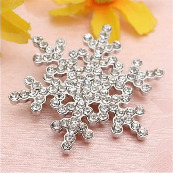 Jewelry - ❄️ Crystal Snow Flake Pin Gorgeous